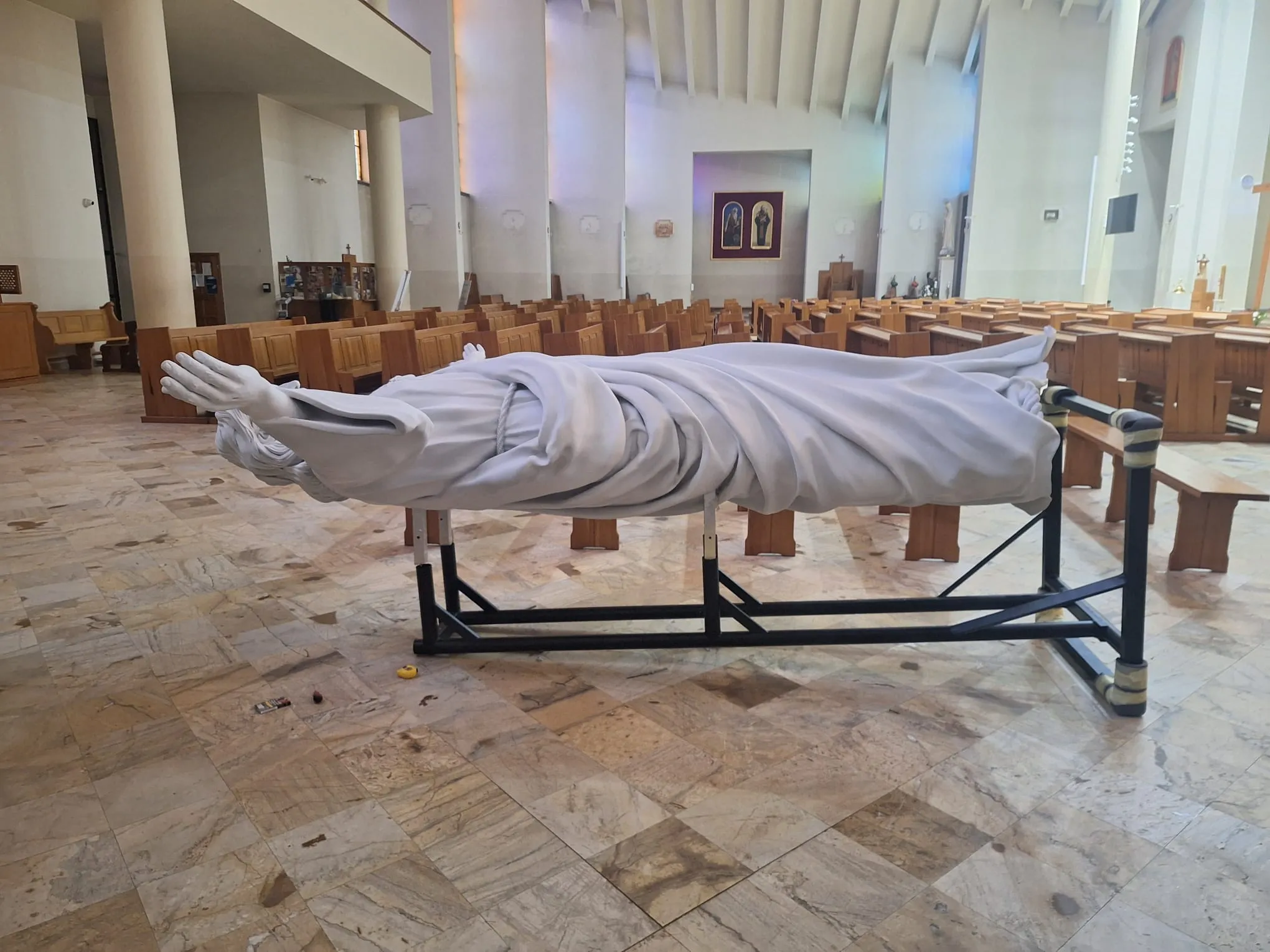 Gotowa figura Chrystusa w zestawieniu montażowym