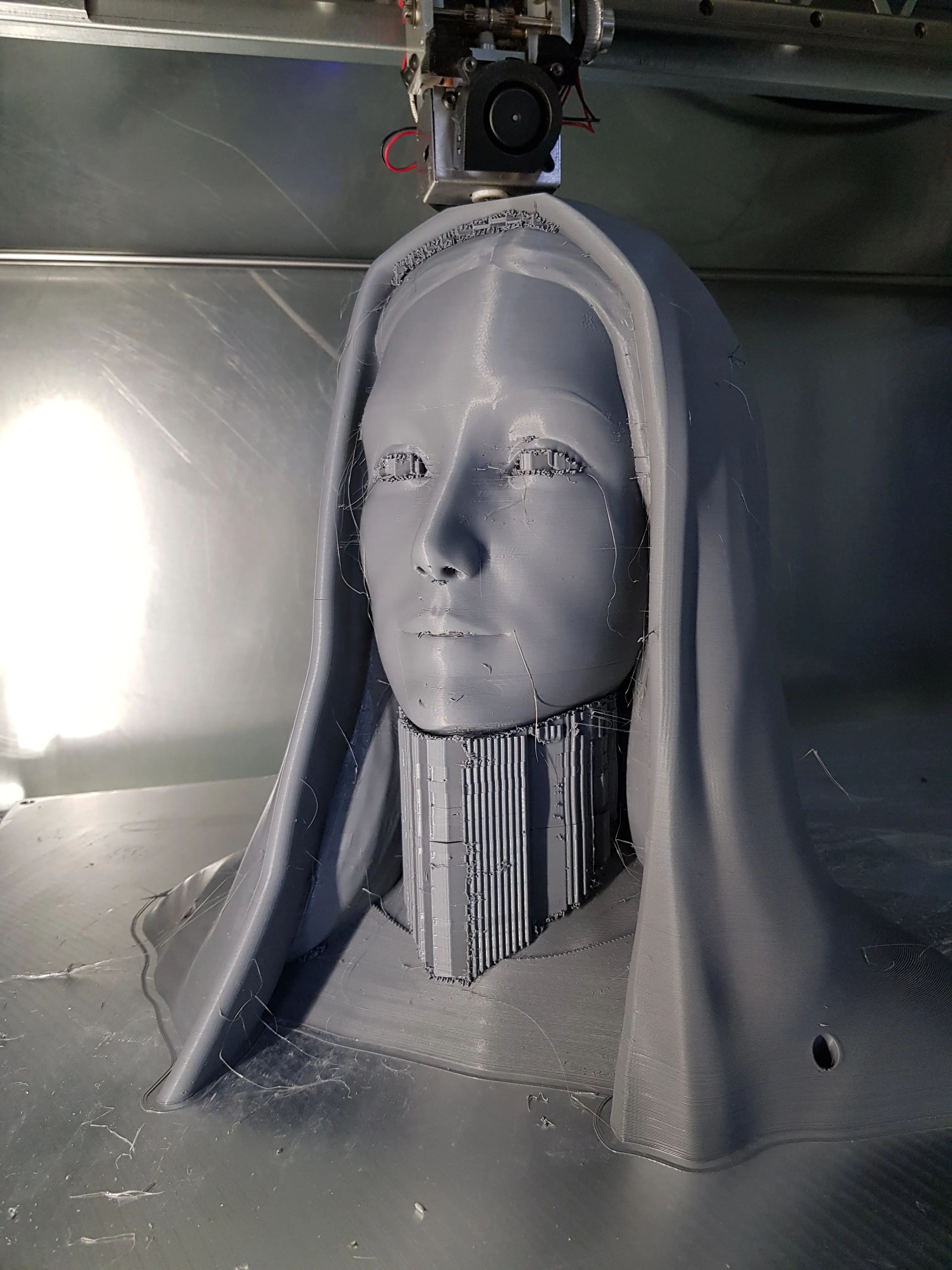 Głowa rzeźby podczas druku 3D